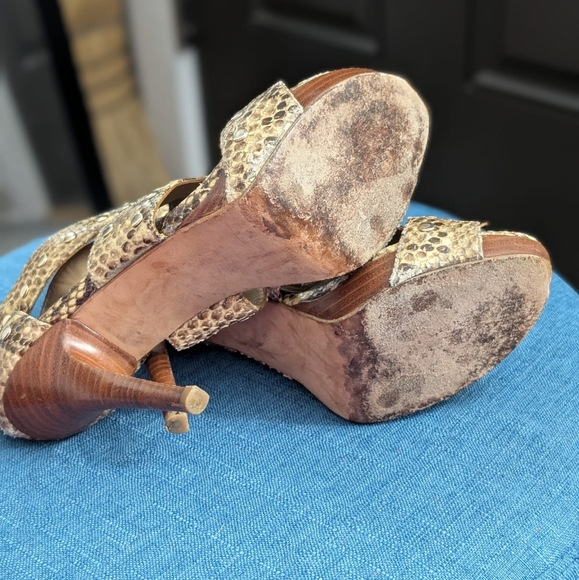 Stuart Weitzman Women's Airforce Snakeskin Heels size 7 1/5 - Picture 4 of 10